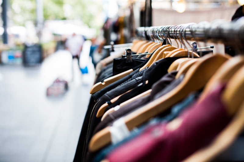 boutique-PLAN D AUPS STE BAUME-min_blur_close_up_focus_hanger_jacket_market_people_rack-1176303
